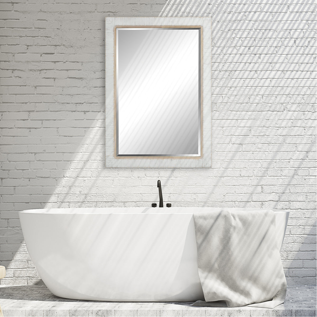 Miroir en rotin blanchi à la chaux Uttermost Cape