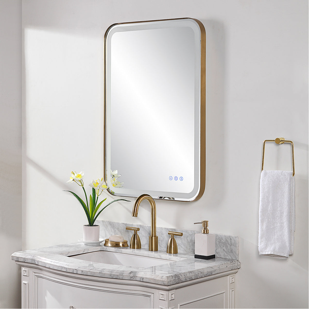Miroir de courtoisie éclairé en laiton Uttermost Crofton