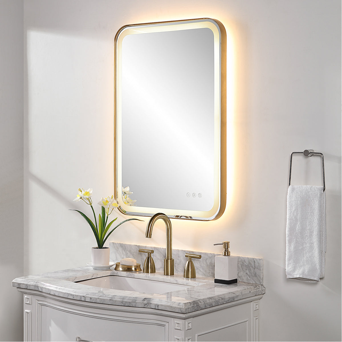 Miroir de courtoisie éclairé en laiton Uttermost Crofton