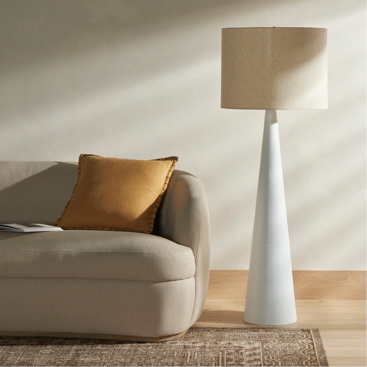 Lampadaire Asher Nour à quatre mains - Fonte d'aluminium blanc mat