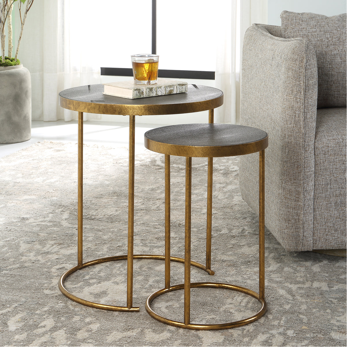 Tables gigognes Uttermost Aragon en laiton, ensemble de 2 pièces