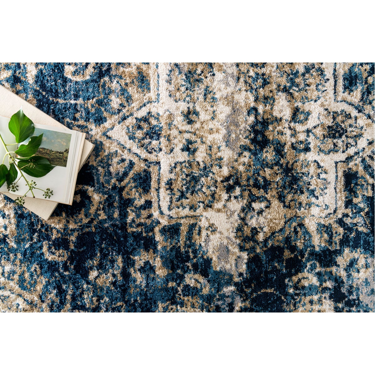 Tapis Loloi Torrance TC-04 bleu marine et ivoire