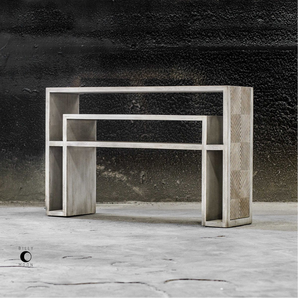 Table console sculptée en os blanc Genara de Uttermost