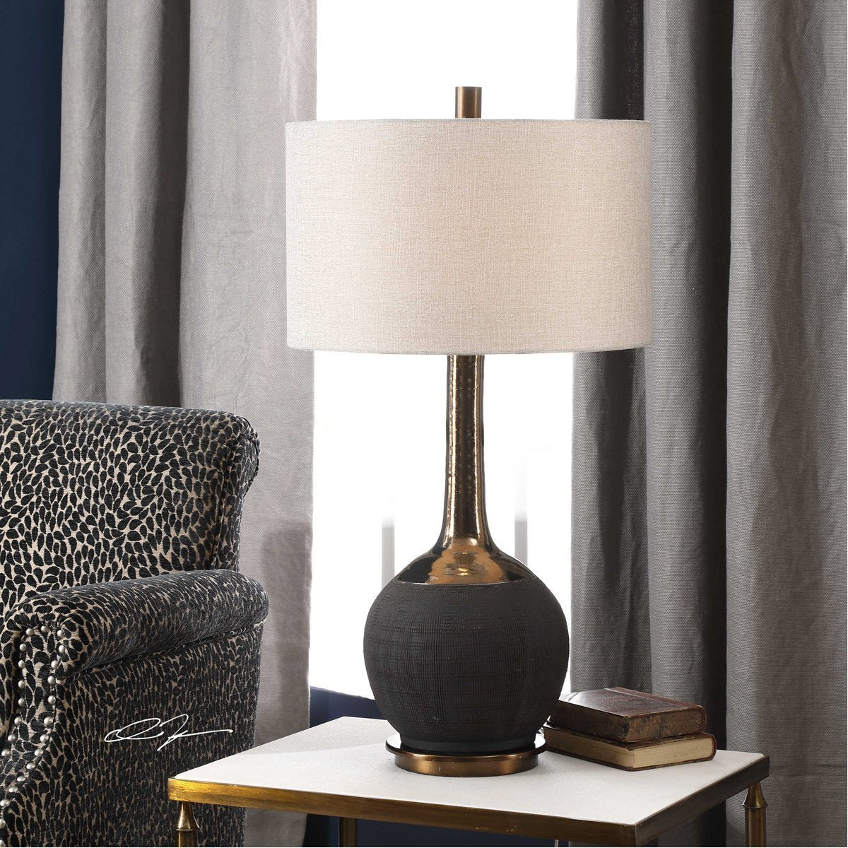 Lampe noire texturée Uttermost Arnav