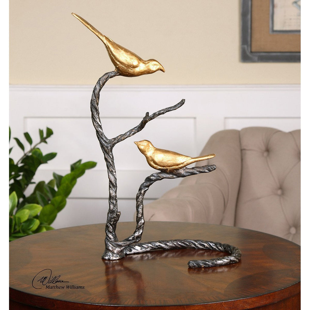 Sculpture d'oiseaux sur une branche